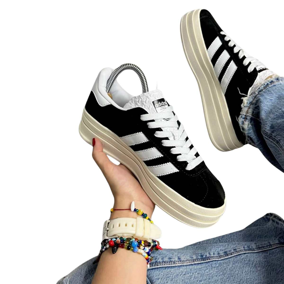 ADIDAS GAZELLE BOLD MUJER PLATAFORMA: El Estilo Elevado que Necesitas Las ADIDAS GAZELLE BOLD MUJER PLATAFORMA son una opción única para quienes buscan combinar la comodidad de unas zapatillas clásicas con un toque de altura y estilo moderno. En Onlineshoppingcenterg, te ofrecemos una variedad de colores y modelos para que encuentres las Adidas Gazelle Bold Mujer Plataforma perfectas para ti.  ¿Por Qué Elegir ADIDAS GAZELLE BOLD MUJER PLATAFORMA? Las ADIDAS GAZELLE BOLD MUJER PLATAFORMA no son solo unas zapatillas comunes; son un símbolo de moda que ofrece lo mejor de dos mundos: el diseño icónico de las Adidas Gazelle con la innovación de una suela plataforma.  Características Destacadas Estilo Elevado: Con su suela gruesa, las ADIDAS GAZELLE BOLD MUJER PLATAFORMA te dan la altura que buscas sin sacrificar la comodidad.  Variedad de Colores: Disponibles en tonos como el Adidas Gazelle Bold Pink, el Adidas Gazelle Bold verde, y el clásico Adidas Gazelle Bold beige, para que encuentres el color que mejor complemente tu estilo.  Comodidad y Calidad: Con materiales de alta calidad y un diseño pensado para el uso diario, estas zapatillas son perfectas para cualquier ocasión.  ¿Dónde Comprar ADIDAS GAZELLE BOLD MUJER PLATAFORMA? En Onlineshoppingcenterg, ofrecemos una amplia selección de ADIDAS GAZELLE BOLD MUJER PLATAFORMA en Colombia. Ya sea que prefieras los tonos suaves del Gazelle Bold rosa o algo más atrevido como el Gazelle Bold verde, tenemos lo que buscas.